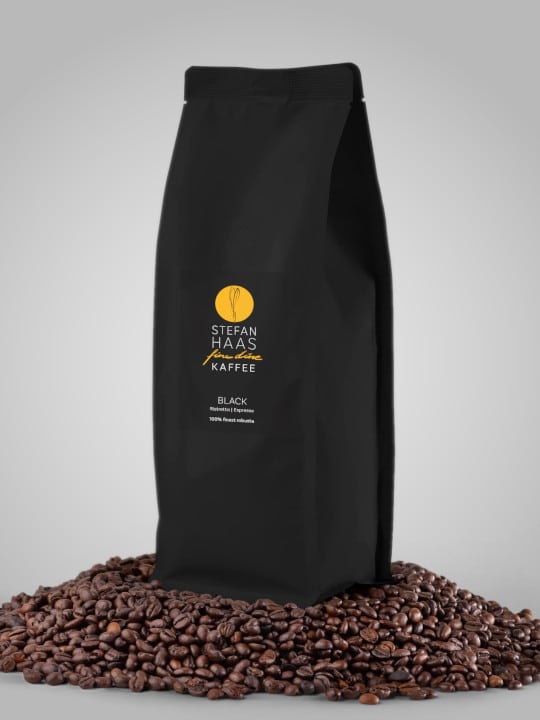 Packung Fine Dine Kaffee auf Haufen von Kaffeebohnen