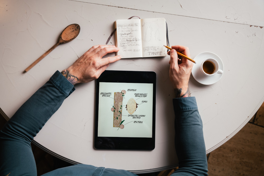 Stefan beim Erstellen eines Rezeptes