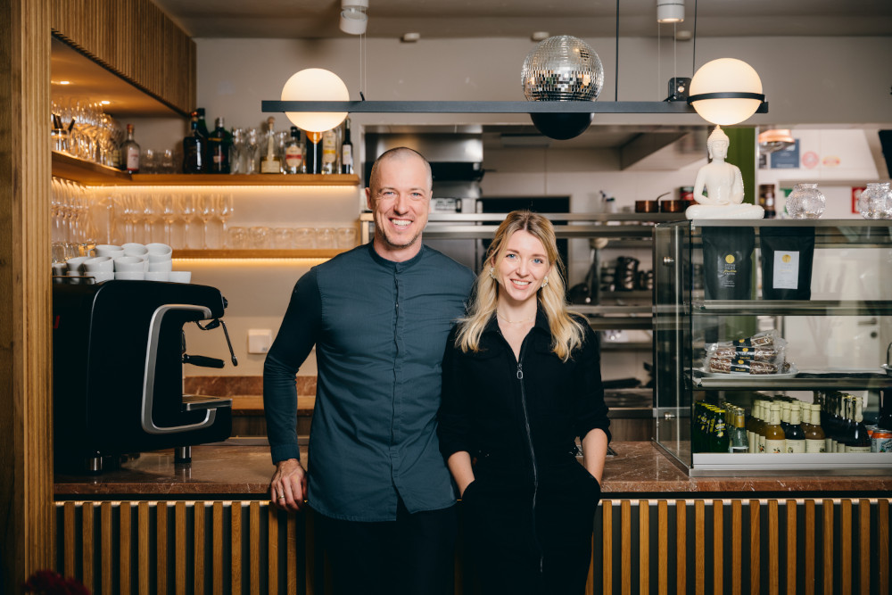 Stefan und Juliane Haas vor Tresen im Fine Dine in Altaussee